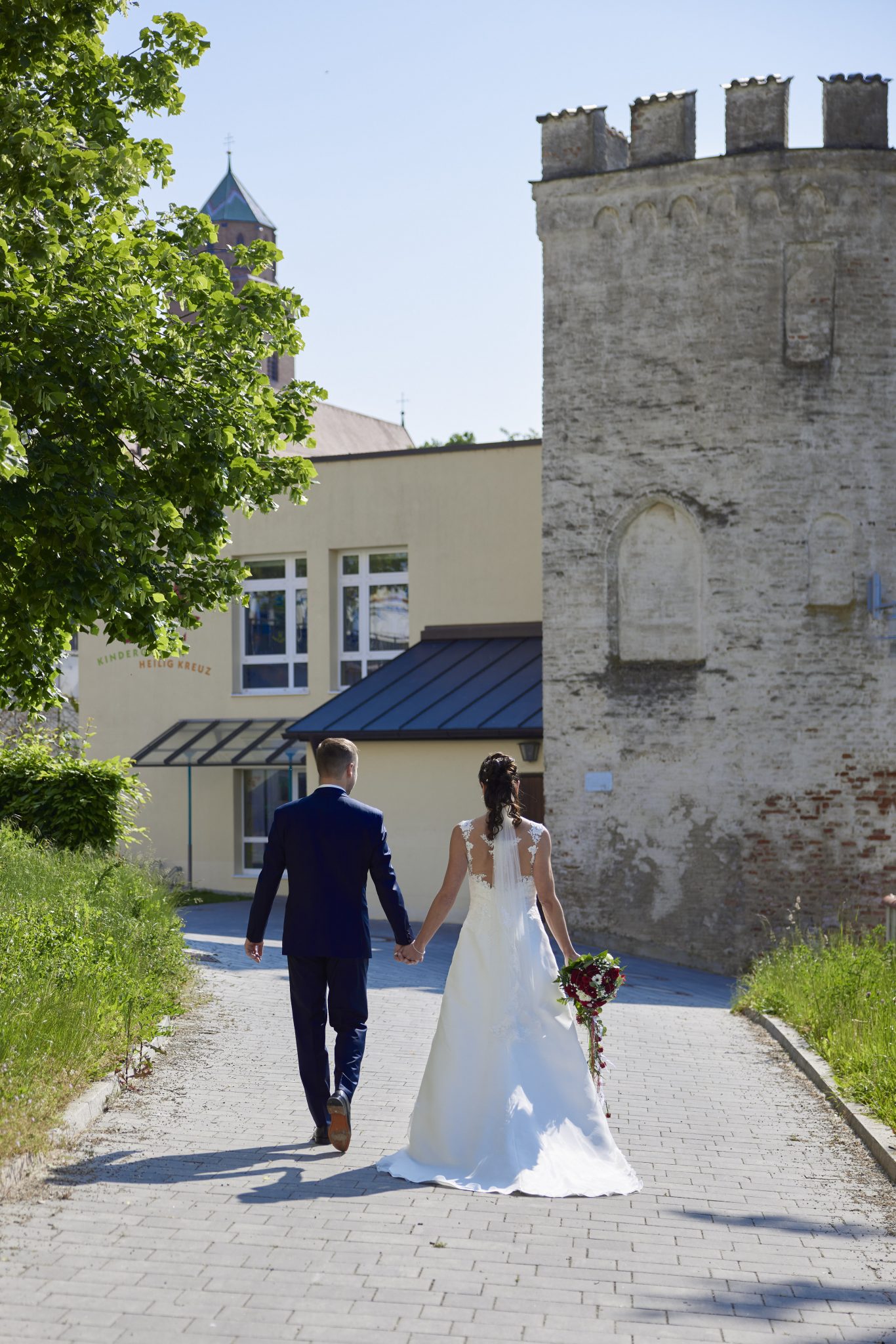 Hochzeitspaar im Hochformat im weichen Tageslicht.